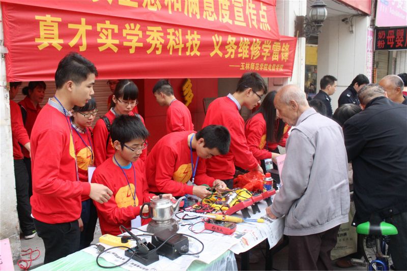 我校各级团学组织掀起学雷锋活动热潮2016-03-07 112918   作者   来源校团委 各二级学院团委   点击