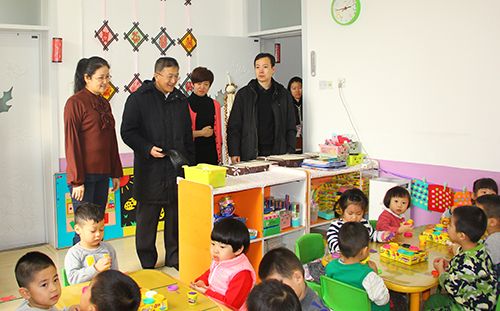 工会主席陈德明走访黑大幼儿园