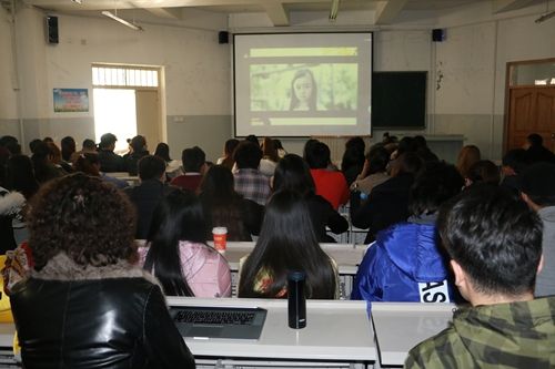 图孝老爱亲道德模范王一波、全国大学生年度人物古丽加汗•艾买提为我校学生集中教育作先进事迹报告