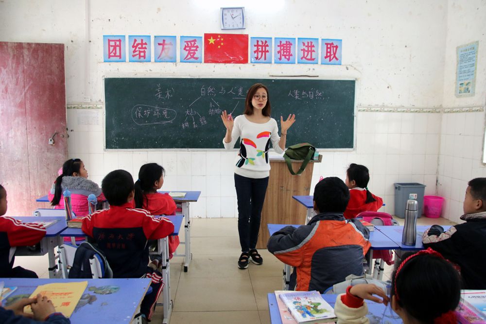 著名青年影视演员江一燕应邀到我校扶贫点三联小学开展支教活动