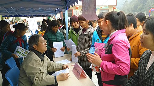 农学院专家赴河池市金城江区参加巾帼脱贫行动