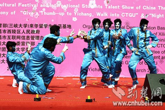 荆楚网三峡大学桃花节展现“国际范”的“桃花韵”
