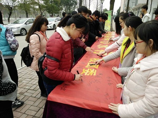 春风化雨  传播雷锋精神正能量——第十二届“学雷锋青年志愿者活动月”综述之一