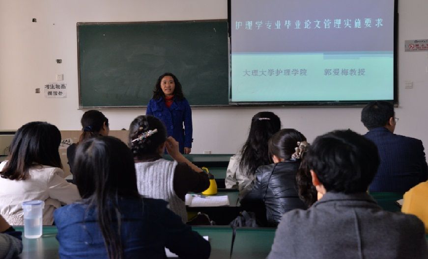 护理学院邀请专家对“护理学专业本科生毕业论文撰写”及实验室建设相关工作进行指导