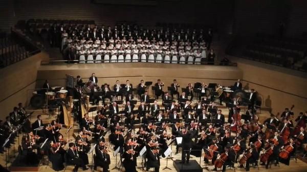 南开大学学生合唱团在大剧院唱响“复活交响曲”