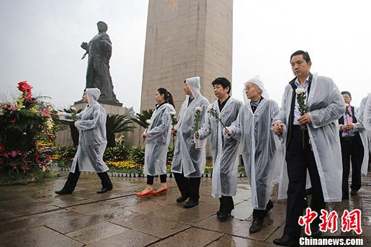 刘少奇女儿刘爱琴冒雨到南京烈士陵园祭扫图