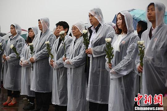 刘少奇女儿刘爱琴冒雨到南京烈士陵园祭扫图