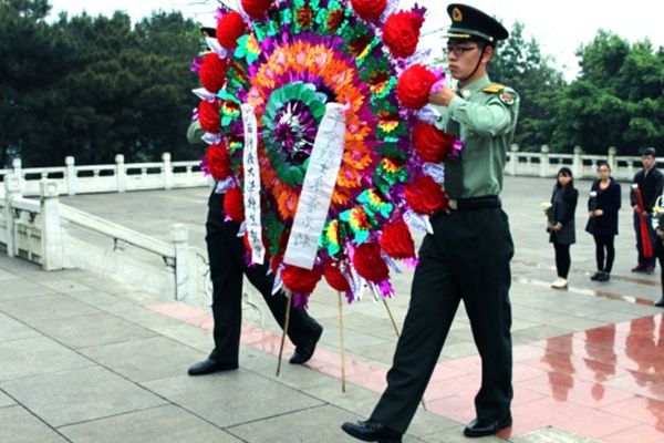 西山有幸埋忠骨， 泽留后世遗风存——我校师生祭扫烈士墓