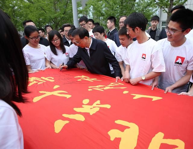 李克强鼓励大学生圆梦青春勇创业重实践