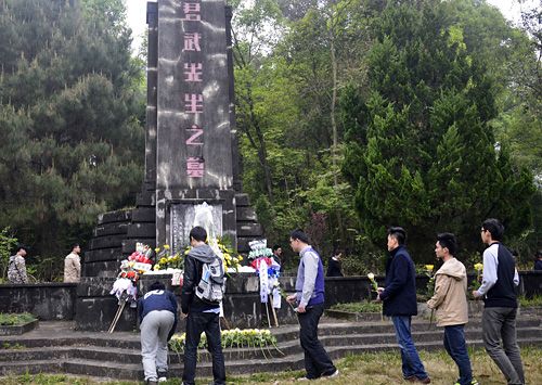 缅怀君武校长 传承西大精神——师生代表到桂林祭扫马君武墓园