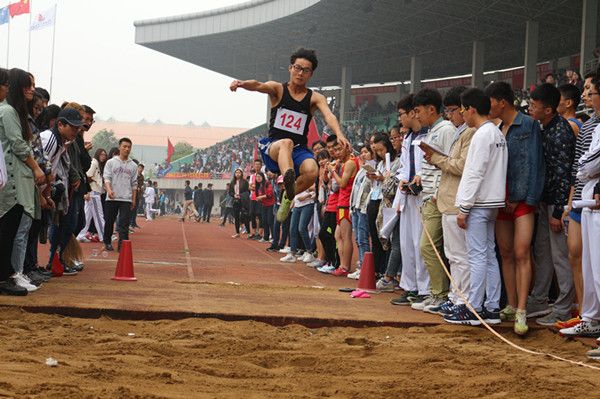 我校第三十八届田径运动会闭幕