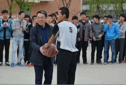 强健体魄 活力青春——“春雨杯”学生篮球赛持续升温