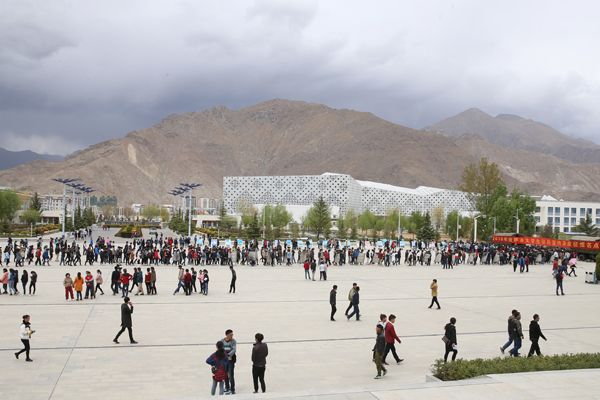 西藏自治区2016年大学生征兵报名宣传活动再次在我校新校区举行
