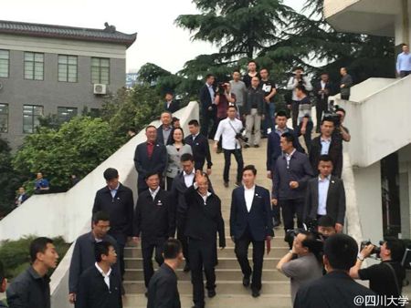 百廿川大迎总理李克强总理结束对四川大学的考察   川大师生欢送总理