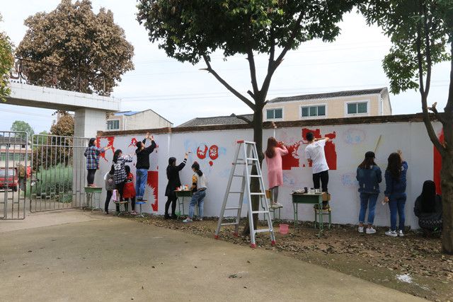 大学生通讯社赴江油市喻家观村小学开展爱心彩绘活动