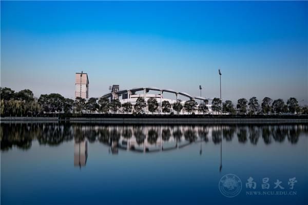 大美南大倒影中的学府，氤氲一方水色