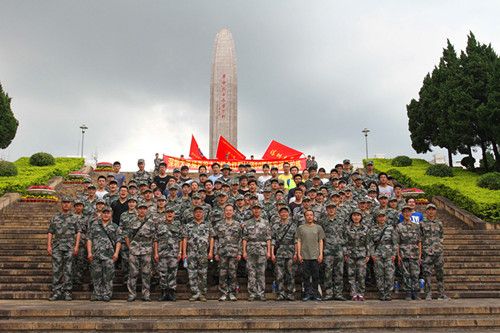 深大民兵预备役部队徒步行军缅怀先烈