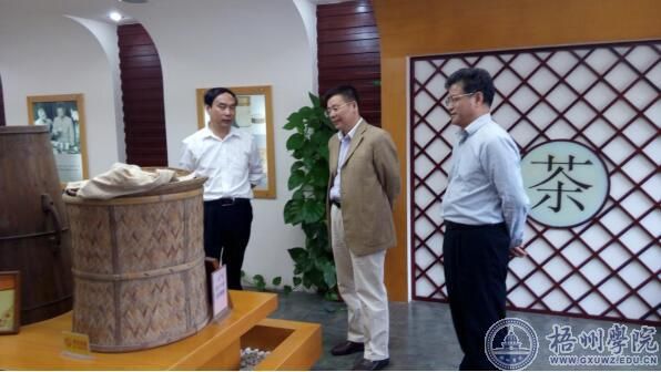唐耀华书记到梧州茶厂和商贸学校考察