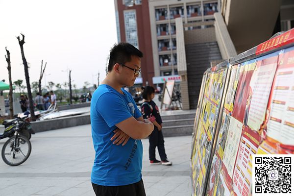 党委宣传部举办十八届五中全会专题图片展