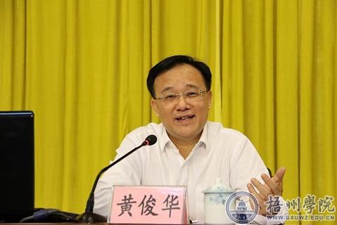 忍耐枯燥    坚守信念  大胆练手 ——梧州市委书记黄俊华答青年学生代表问