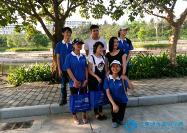 学院蓝丝带组织开展校园清洁活动