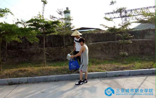 学院蓝丝带组织开展校园清洁活动