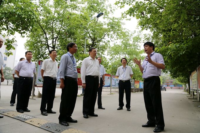 自治区副主席张秀隆到我院视察