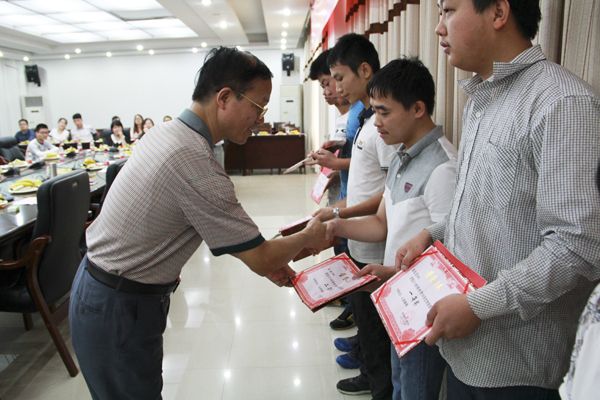 学校召开2016年残疾人学生座谈会