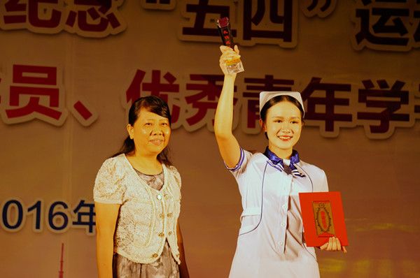 医学院纪念五四运动97周年暨2015年度优秀辅导员、优秀青年学子颁奖晚会成功举办