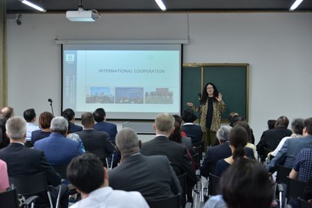 驻华外交使节团访问四川大学 参观川大灾后重建与管理学院