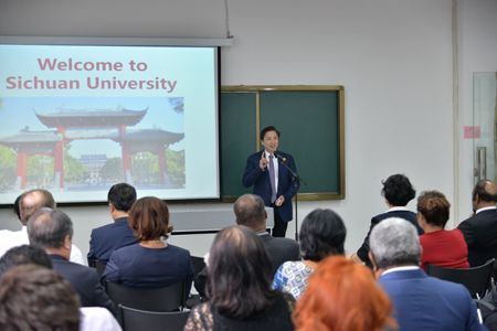 驻华外交使节团访问四川大学 参观川大灾后重建与管理学院