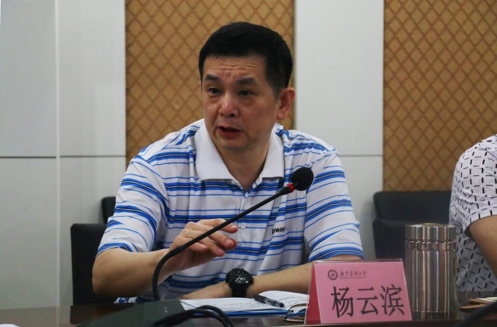 学校召开青年教师座谈会