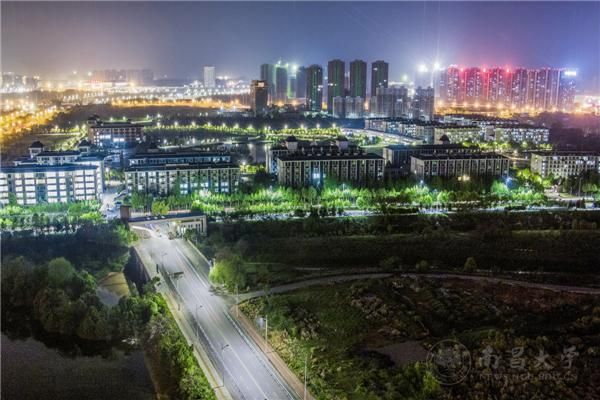 大美南大夜空下的校园