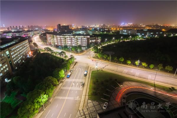 大美南大夜空下的校园