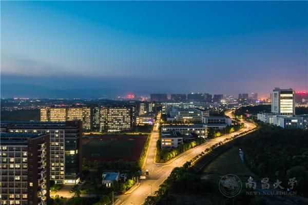 大美南大夜空下的校园