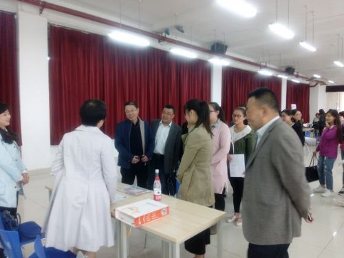 曾华辉副校长考察经管学院毕业生专场招聘会