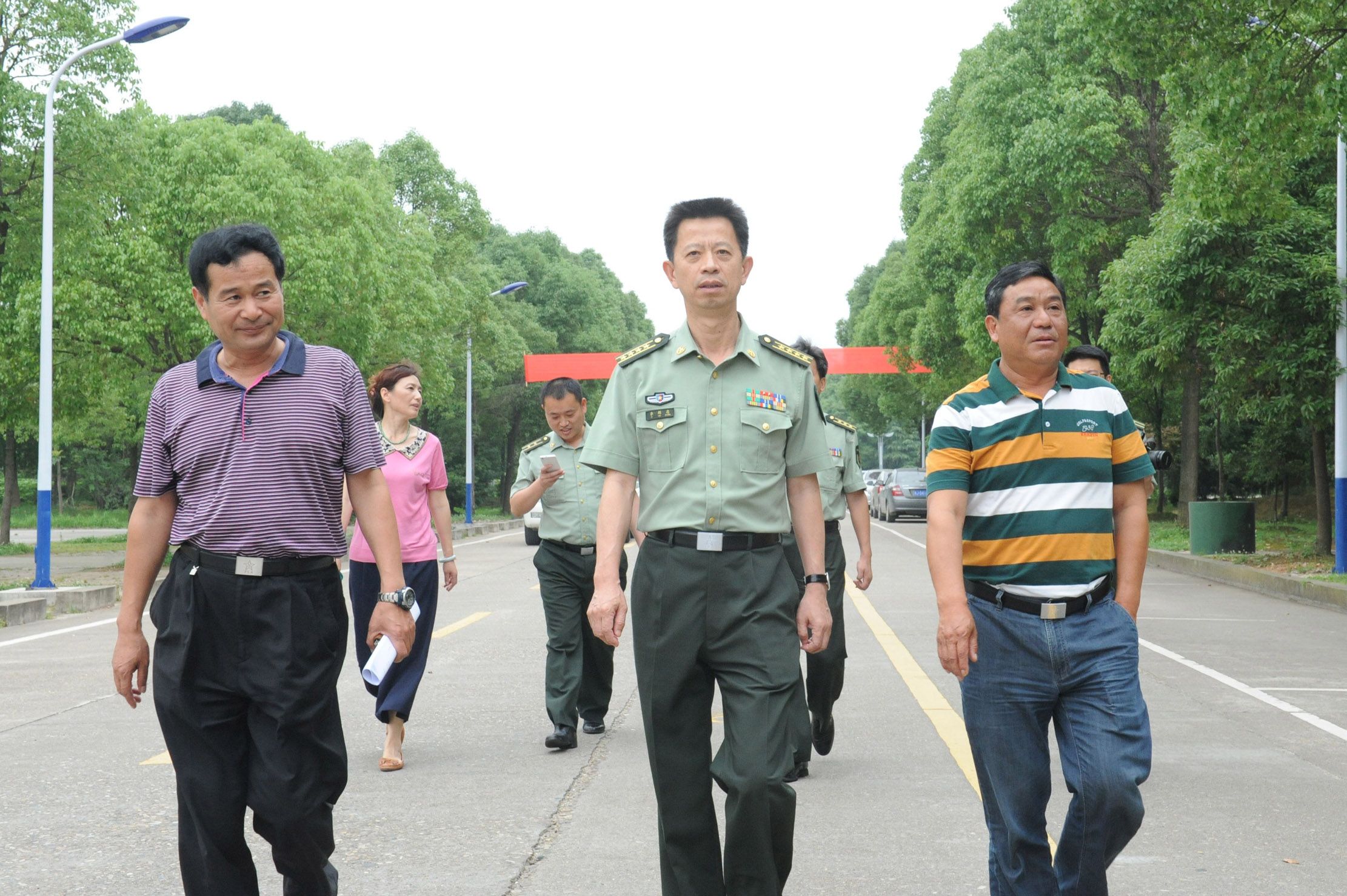 常德军分区司令员李辉忠大校来我院视察