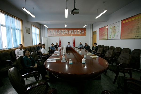 院党委中心组召开“两学一做”学习教育第一专题学习会