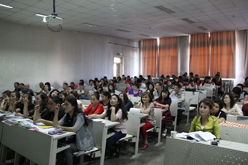 图我校举行2014年秋季自治区中小学少数民族双语教师培训教学实习汇报课比赛