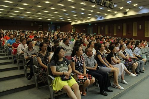 图我校举行2014年秋季自治区中小学少数民族双语教师培训项目教学实习总结表彰大会暨结业典礼