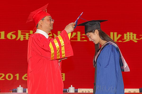 不忘初心 方得始终 云南大学2016年毕业典礼暨学位授予仪式举行