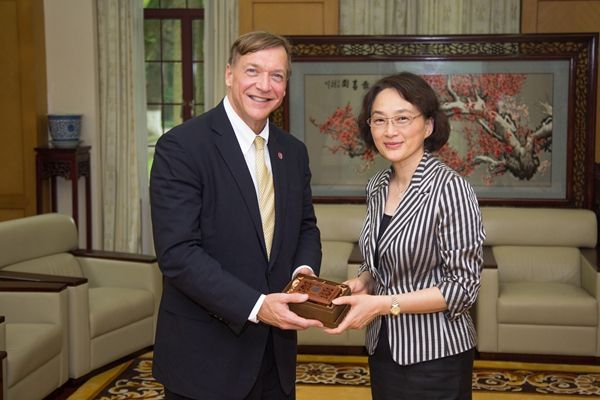 美国纽约州立石溪大学校长访问我校