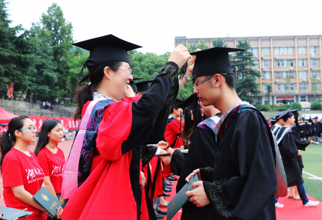 盛夏的礼赞湖南大学2016届本科生毕业典礼暨学位授予仪式举行