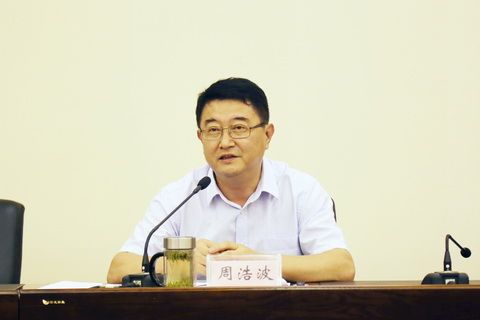 校党委书记周浩波为各基层党支部书记上“两学一做”学习教育专题党课