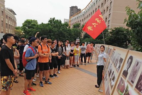 校团委开展“从苦难走向辉煌——纪念中国共产党建党95周年•中共满洲省委历史档案图片展”活动