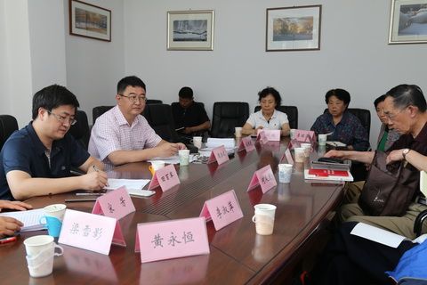校党委书记周浩波与离退休教师党员代表座谈