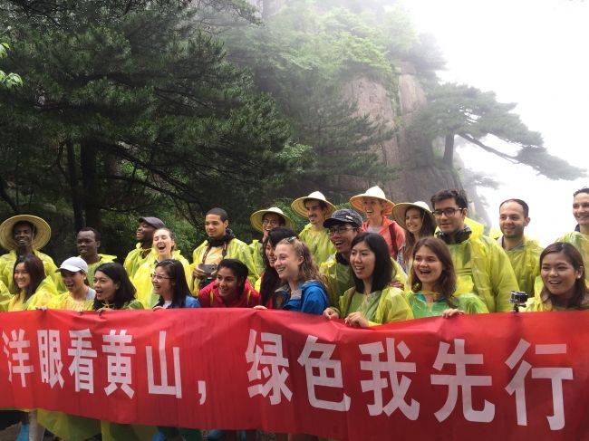 我校留学生参与黄山护松活动