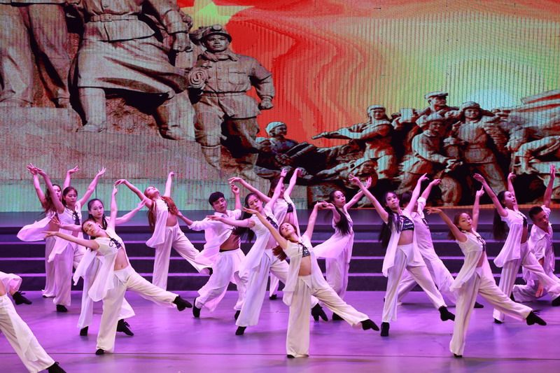 我校师生参加玉林市庆祝中国共产党成立95周年文艺晚会2016-07-04 162225   作者许正伟   来源音乐舞蹈学院   点击