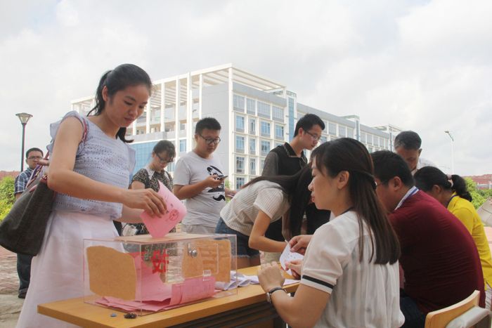 西乡塘区第三届人大代表广西师范学院选区投票选举工作顺利开展