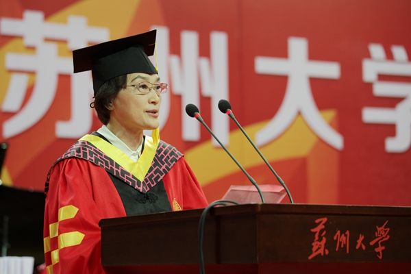 熊思东校长在2016年学位授予仪式上寄语毕业生有一点理想、少一点抱怨、多一点情怀